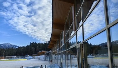 Uzdrowisko mniej tłoczne niż oblegana Krynica. Na miejscu gorące źródła i stok narciarski