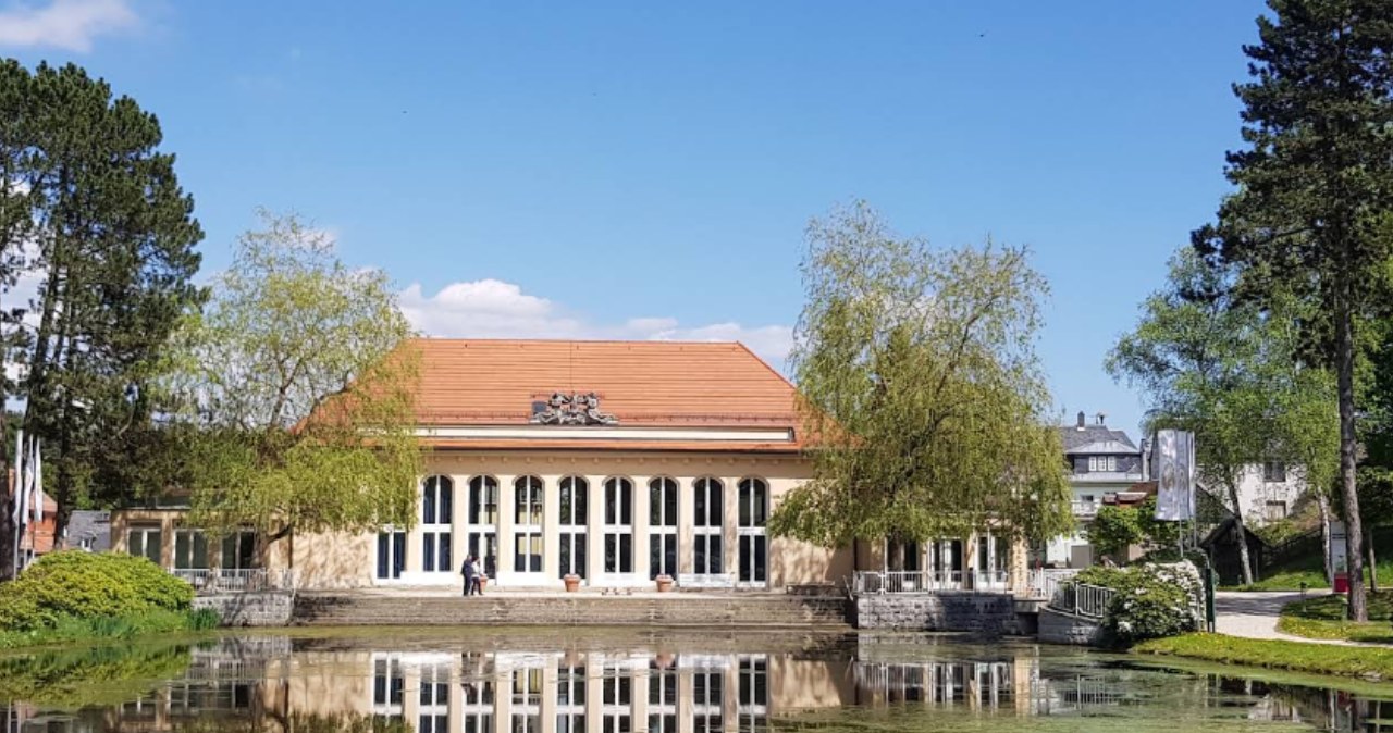 Uzdrowisko słynące z najsilniejszych źródeł wód rodanowych na świecie leży za polską granicą. Co oferuje przybyłym kuracjuszom? /Google Maps, Stefan Megerle /materiał zewnętrzny
