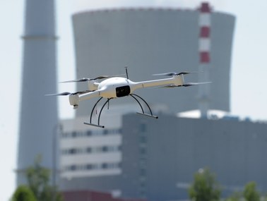 Uziemiają śmigłowce gaśnicze, latają blisko lotnisk. Problemy z dronami w USA [FILM]