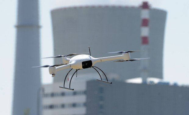 Uziemiają śmigłowce gaśnicze, latają blisko lotnisk. Problemy z dronami w USA [FILM]