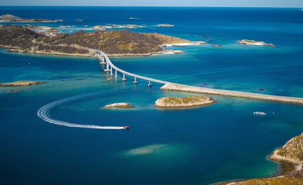 Uznali, że zegarki tylko wywołują stres. Na tej norweskiej wyspie czas "przestaje istnieć"