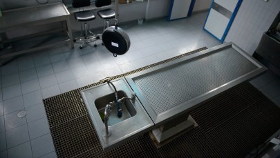 Uznano ją za zmarłą. Obudziła się w kostnicy