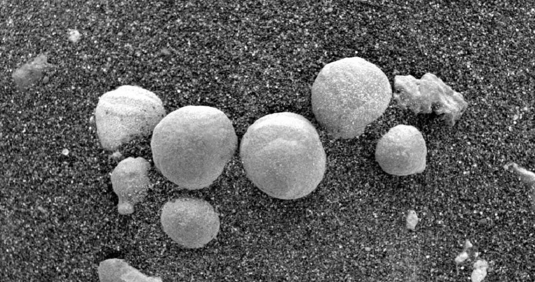 Uznawane za "marsjańskie glony" to prawdopodobnie kule hematytu /NASA