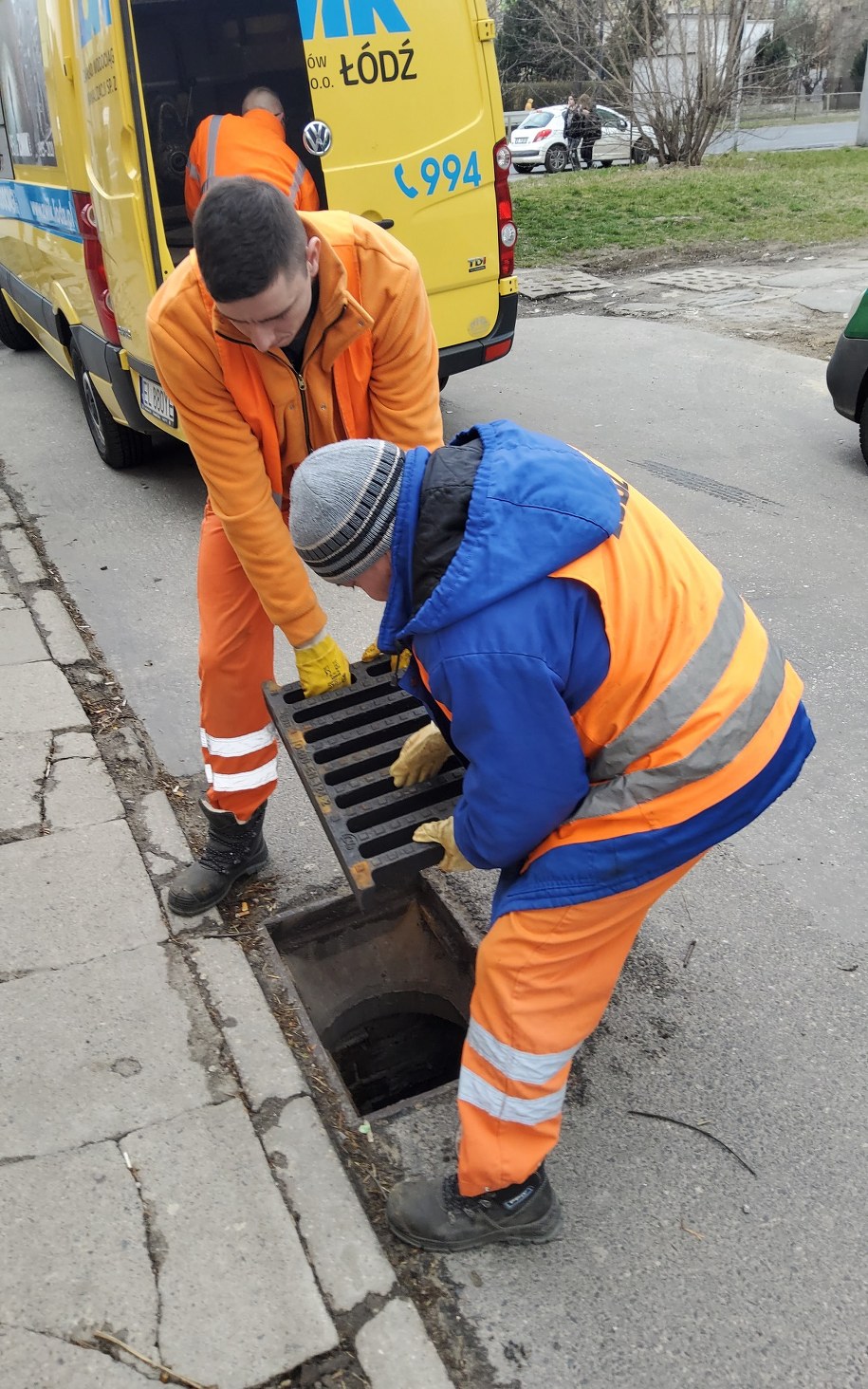 Uzupełnianie ukradzionej kratki wpustu ulicznego /ZWIK Łódź /Materiały prasowe