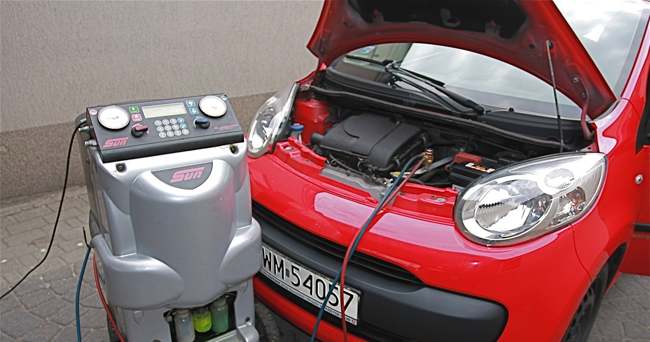 Uzupełnienie czynnika roboczego i oleju wykonywane jest za pomocą specjalnego urządzenia i trwa ok. pół godziny. /Motor