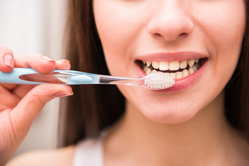 Użycie nawet najlepszej szczoteczki nie zapewni skutecznego czyszczenia szczelin pomiędzy zębami /123RF/PICSEL