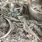 Użyj tego do czyszczenia biżuterii. Będzie lśnić jak nowa od jubilera