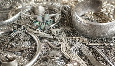 Użyj tego do czyszczenia biżuterii. Będzie lśnić jak nowa od jubilera