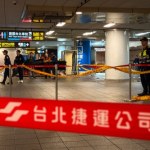 Użył granatów dymnych, a potem zaczął dźgać. Są zabici i ranni