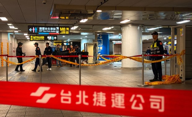 Użył granatów dymnych, a potem zaczął dźgać. Są zabici i ranni