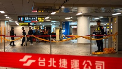 Użył granatów dymnych, a potem zaczął dźgać. Są zabici i ranni