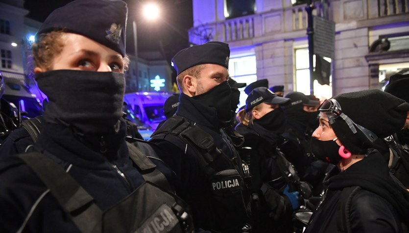 Użył pałki teleskopowej na proteście kobiet. Wysłano go na kurs oficerski 