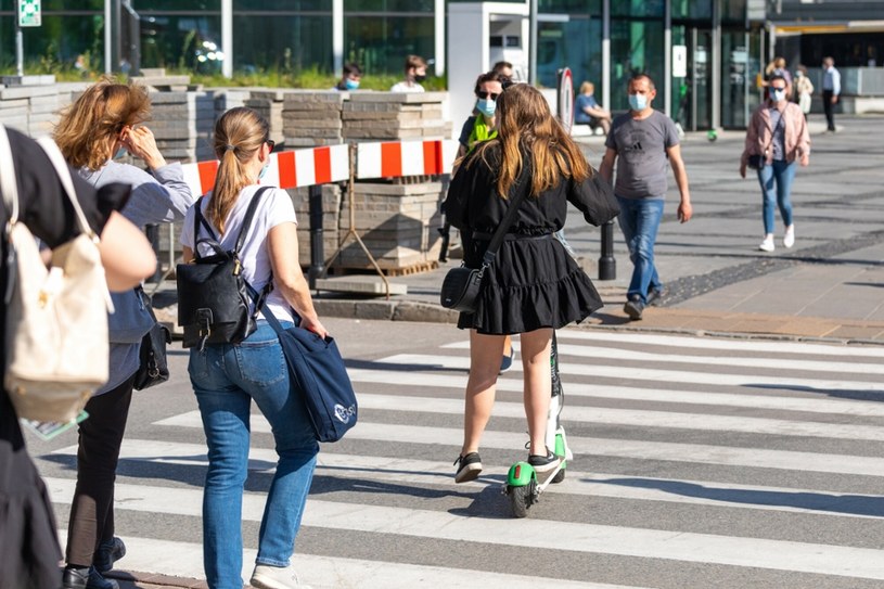 Użytkownicy hulajnóg przestali być pieszymi, a tym samym nie wolno im jeździć po chodniku czy przejściu /Arkadiusz Ziółek /East News