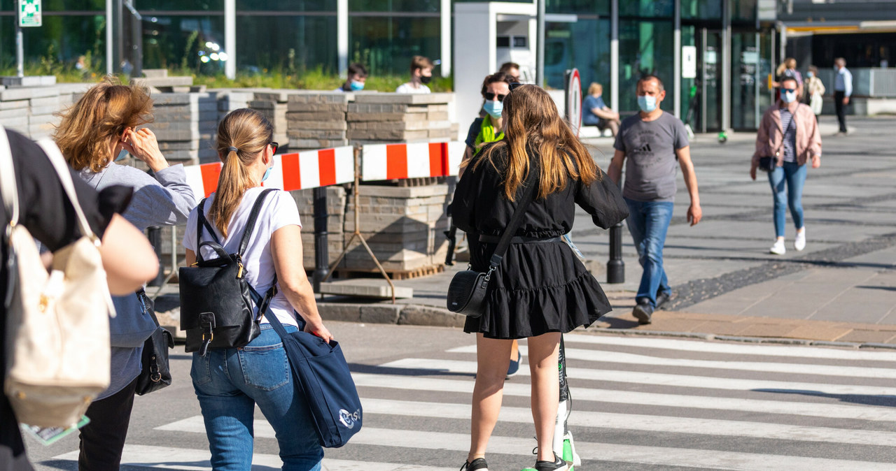 Użytkownicy hulajnóg przestali być pieszymi, a tym samym nie wolno im jeździć po chodniku czy przejściu /Arkadiusz Ziółek /East News