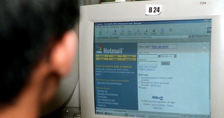Użytkownikom usług Hotmail zaleca się szybką zmianę haseł /AFP