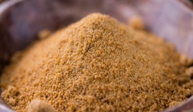 Używaj zamiast białego cukru, jest o wiele zdrowszy. Możesz zrobić w domu, kawa smakuje wyśmienicie