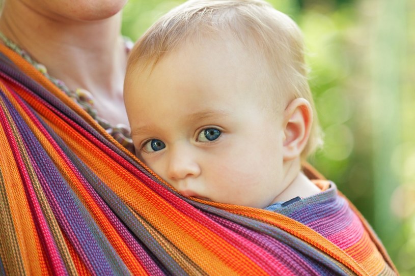 Używając elastycznej chusty dziecko przyjmuje pozycję, w której jest przytulone do piersi rodzica, a jak wiadomo, takie ułożenie daje mu poczucie bezpieczeństwa i spokoju /123RF/PICSEL