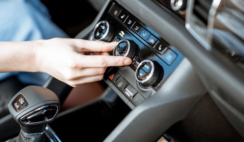 Używając klimatyzacji w samochodzie warto pamiętać o zasadzie pięciu minut /123RF/PICSEL