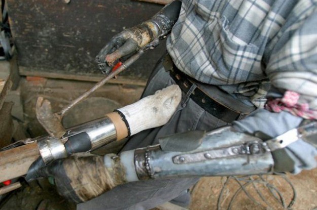 Używając metalowych protez, Sun Jifa potrafi operować narzędziami /materiały prasowe
