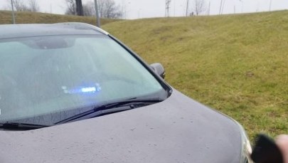 Używając niebieskiego światła wyprzedzał radiowóz