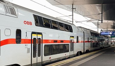 Używane wagony piętrowe z Austrii na polskich torach. Kupi je PKP Intercity