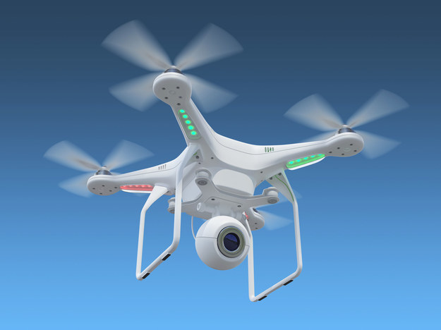 Używanie dronów wyposażonych w kamerę, jako urządzeń inwigilacyjnych, będzie wymagało w Szwecji zezwolenia /123RF/PICSEL