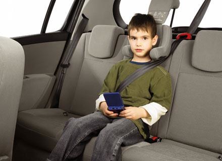 Używanie fotelików i pasów bezpieczeństwa zapobiega wyrzuceniu dziecka do przodu w razie wypadku /materiały prasowe