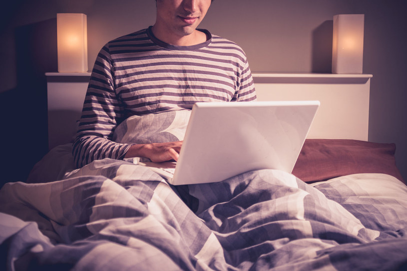Używanie takich urządzeń jak tablety, laptopy i smartfony przed pójściem spać negatywnie wpływa na długość snu /123RF/PICSEL