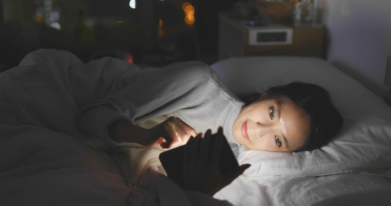 Używanie telefonu przed snem nie jest korzystne dla jakości snu oraz regeneracji organizmu. Emitowane niebieskie światło zakłóca rytm dobowy. /123RF/PICSEL