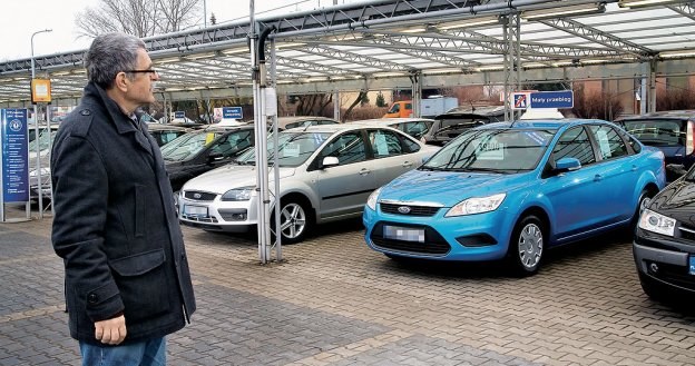 Używany samochód od dealera to jedna z najbezpieczniejszych form zakupu na rynku. Szkoda tylko, że ceny w ASO są znacznie wyższe niż na giełdzie. /Motor