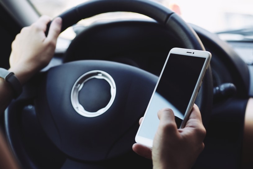 Używasz telefonu podczas jazdy? Przyłapać Cię może AI /123RF/PICSEL