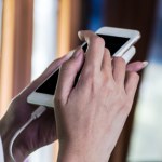 ładowanie telefonu Używasz telefonu podczas ładowania? Ekspert tłumaczy, czy to właściwe