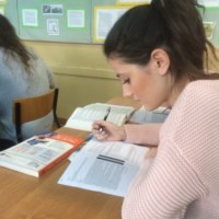 Licealiści z V LO piszą na próbę maturę z jęz.polskiego