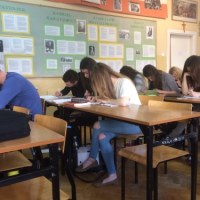 Licealiści z V LO piszą na próbę maturę z jęz.polskiego