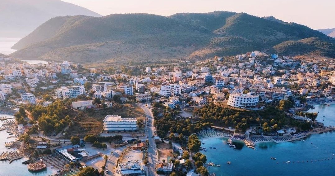 В жовтні в Албанії все ще можна купитася в морі. Температура води становить комфортні близько 21 ∘ C /Domena publiczna