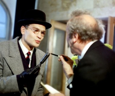 "'Vabank' jest bodaj jedynym polskim filmem na przestrzeni ostatnich burzliwych lat przyjętym bezspornie przez wszystkich – władze, krytykę i publiczność. 'Vabank' idzie kompletami i po raz pierwszy od długiego czasu operują z jego okazji 'koniki', pokątni spekulanci biletami (…). Jest to istotnie pierwsza polska komedia policyjna, którą ogląda się od początku do końca z niesłabnącym zainteresowaniem, w której każdy szczegół służy akcji, scena zazębia się o scenę, zaś całość rozwija się jak logiczny mechanizm, którego sama obserwacja przynosi satysfakcję estetyczną" - pisał w recenzji w "Polityce" Zygmunt Kałużyński.