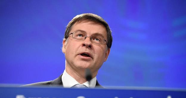 Valdis Dombrovskis, wiceszef KE ds. euro i stabilności finansowej /AFP