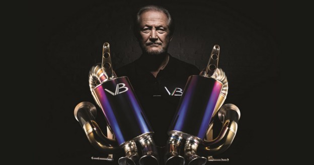 Valentino Balboni z sygnowanym swoim nazwiskiem wydechem /Lamborghini