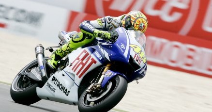 Valentino Rossi  myśli o przprowadzce do Formuły 1. /AFP