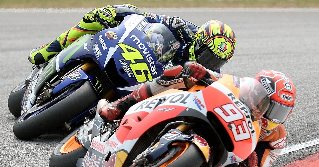 Valentino Rossi  z lewej  i  Marc Marquez /AFP