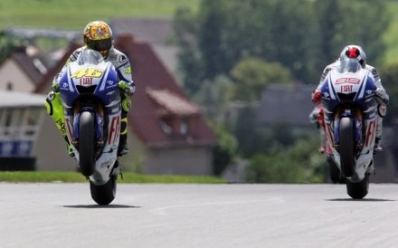 Valentino Rossi (z lewej) nie zamieni motoru na bolid F1. /AFP