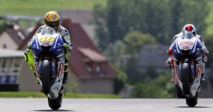 Valentino Rossi (z lewej) nie zamieni motoru na bolid F1. /AFP