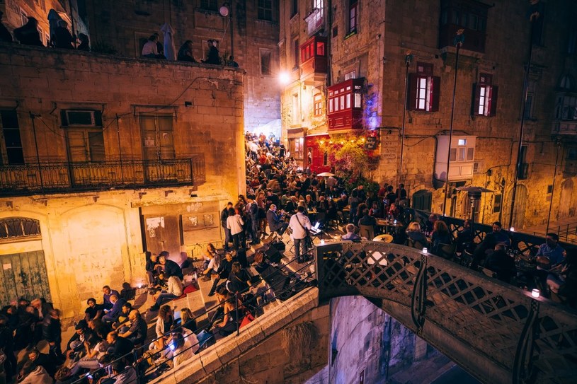 Valletta to nie tylko zabytki - kwitnie tu również bujne życie nocne /123RF/PICSEL