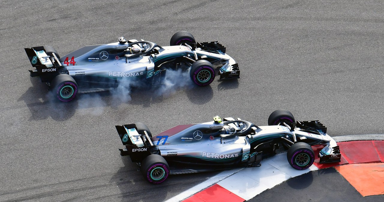 Valtteri Bottas i  Lewis Hamilton podczas wyścigu w Soczi /AFP