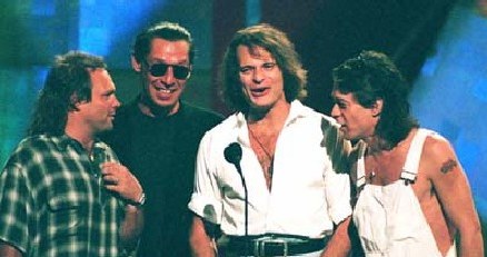Van Halen spotkali się z Rothem (drugi z prawej) w 1996 roku na gali MTV /arch. AFP