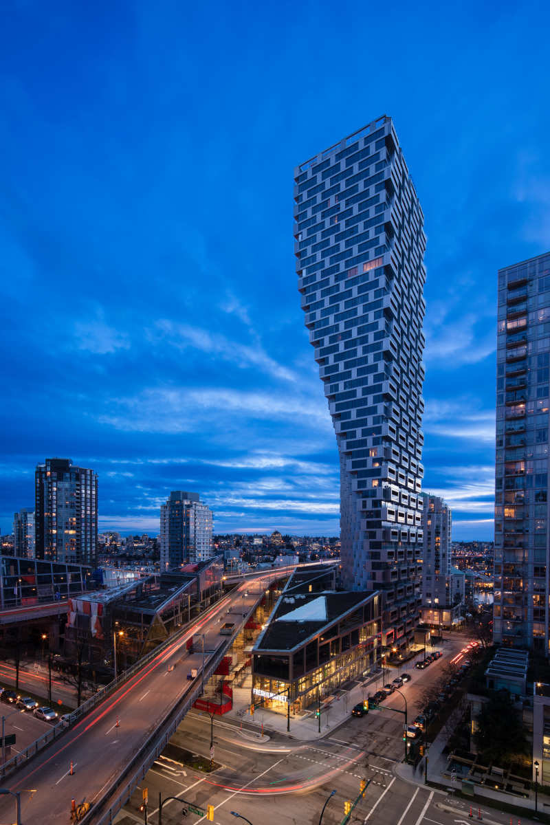 Vancouver House /Westbank Living /materiał zewnętrzny