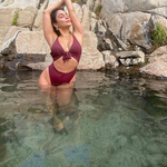 Vanessa Hudgensa wygina się w bikini przy dzikim oczku wodnym.