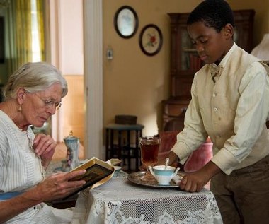 Vanessa Redgrave i Michael Rainey Jr. w scenie z filmu "Kamerdyner"