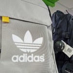 Vans, Puma i Adidas za mniej niż 100 zł. Auchan przecenił markowe plecaki nawet 50% taniej