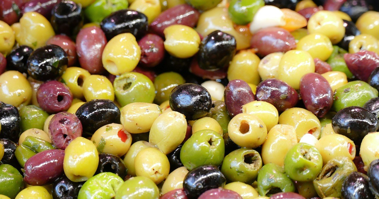 Важливим є процес обробки. Оливки, мариновані в розсолі, можуть містити велику кількість солі /pixabay.com